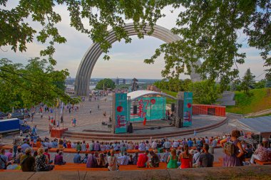 Kyiv, Ukrayna - 20 Nisan 2019: Halkın Dostluk Kemeri 'nin panoramik görünümü ve yakınındaki konser