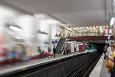 PARIS, FRANCE - 30 Eylül 2016: 30 Eylül 2016 'da Paris Metro İçişleri. Moskova 'dan sonra Avrupa' nın en işlek ikinci metro sistemidir..