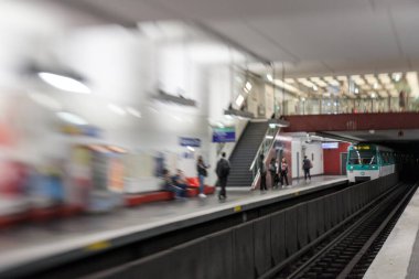 PARIS, FRANCE - 30 Eylül 2016: 30 Eylül 2016 'da Paris Metro İçişleri. Moskova 'dan sonra Avrupa' nın en işlek ikinci metro sistemidir..