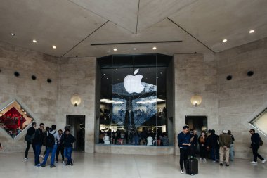 PARIS - 3 Ekim 2016: The Apple Store at the Carrousel du Louvre Museum. 3 Ekim 2016 'da dünya çapında milyonlar tarafından sevilen son teknoloji ve klasik sanatın ilginç bir zıtlığı..