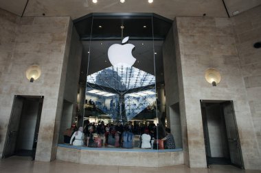 PARIS - 3 Ekim 2016: The Apple Store at the Carrousel du Louvre Museum. 3 Ekim 2016 'da dünya çapında milyonlar tarafından sevilen son teknoloji ve klasik sanatın ilginç bir zıtlığı..