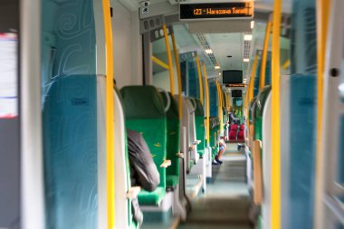 PARIS, FRANCE - 30 Eylül 2016: Metro vagonunda bir çift. Paris Metro Metropolitan Alanı 'nda hızlı ulaşım sistemidir. Çoğunlukla yer altındadır (214 kilometre) ve 303 istasyonu vardır..