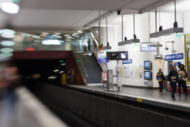 PARIS - 30 Eylül 2016: Paris, Marie de Clichy metro istasyonu, 30 Eylül 2016 Paris, Fransa.