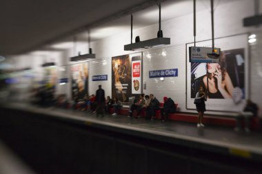 PARIS - 30 Eylül 2016: Paris, Marie de Clichy metro istasyonu, 30 Eylül 2016 Paris, Fransa.