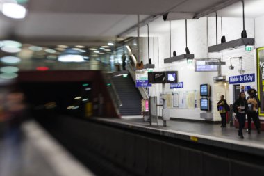 PARIS - 30 Eylül 2016: Paris, Marie de Clichy metro istasyonu, 30 Eylül 2016 Paris, Fransa.