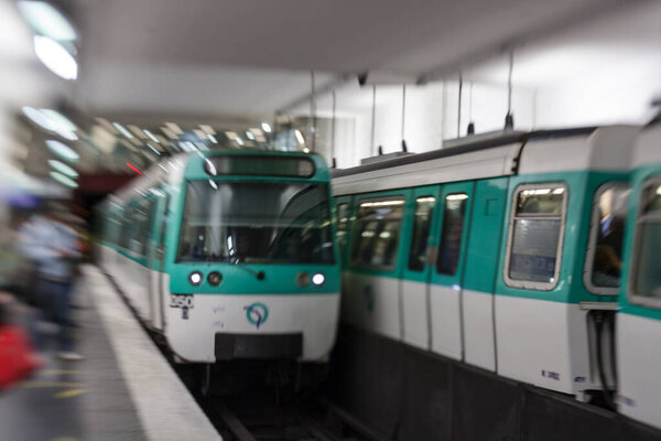 ПАРИЖ, Франция - 30 сентября 2016 года: Интерьер парижского метрополитена 30 сентября 2016 года. Это вторая по загруженности система метро в Европе, после Москвы.