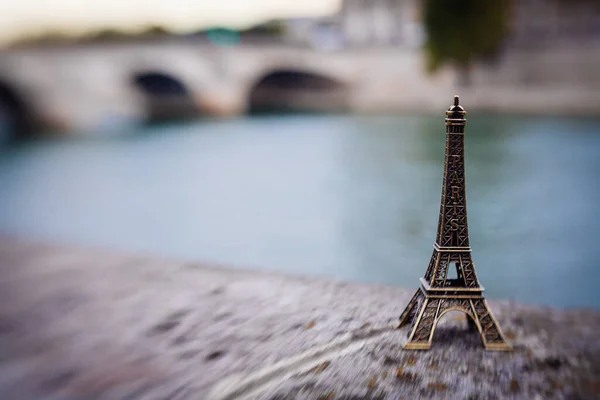 París Francia Octubre 2016 Montmartre Torre Eiffel Juguete Recuerdo Fondo — Foto de Stock