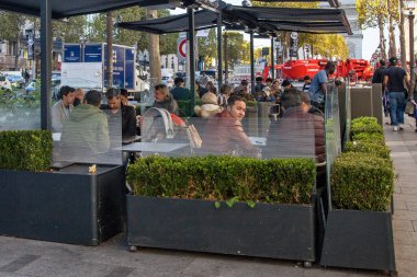 PARIS, FRANCE - 2 Ekim 2016: McDonalds, Champs-Elysees Bulvarı 'ndaki açık hava restoranı. 1979 yılından beri Fransa 'da kurulan McDonald' s France 'ın bugün 1200' den fazla restoranı var.