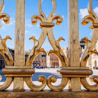 Versailles Şatosu. Fransa. Altın kapıdan saraya manzara. Paris yakınlarındaki kraliyet konutu. Kralın kamarası. Ünlü turistik rönesans mimarisinin simgesi