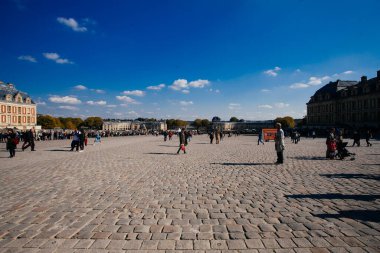 Paris Fransa - 14 Ekim 2016: Ünlü Versailles Şatosu ve Versalles Sarayı 'nı ziyaret eden turistler, Paris