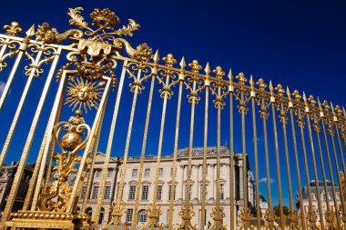 Versay Sarayı 'nın kuzey kanadının bir kısmının görüntüsü altın çitleri aşarak gökyüzünün arka planında, Fransa