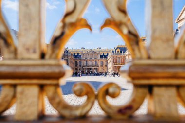 Versailles Şatosu. Fransa. Altın kapıdan saraya manzara. Paris yakınlarındaki kraliyet konutu. Kralın kamarası. Ünlü turistik rönesans mimarisinin simgesi
