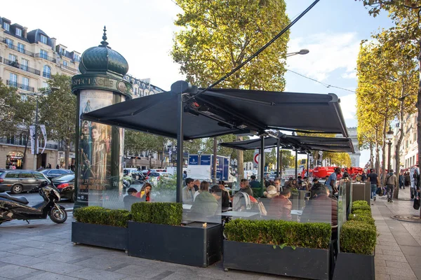 フランス 10月2 2016 シャンゼリゼ通りのレストランのマクドナルド屋外部分 1979年にフランスに設立され 現在では1200軒以上のレストランがあります — ストック写真