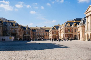 Paris Fransa, 14 Ekim 2016: Ünlü Versailles Şatosu ve Versalles Sarayı 'nı ziyaret eden turistler, Paris