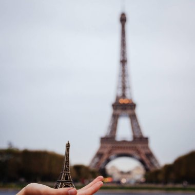 PARIS - 30 Eylül 2016: Eiffel Turu 'nun muhteşem gece aydınlanması. Eyfel Kulesi Fransa 'da en çok ziyaret edilen anıttır.