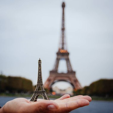 PARIS - 30 Eylül 2016: Eiffel Turu 'nun muhteşem gece aydınlanması. Eyfel Kulesi Fransa 'da en çok ziyaret edilen anıttır.