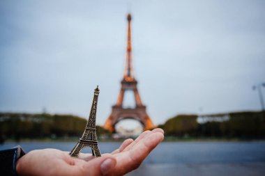 PARIS - 30 Eylül 2016: Eiffel Turu 'nun muhteşem gece aydınlanması. Eyfel Kulesi Fransa 'da en çok ziyaret edilen anıttır.
