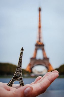 PARIS - 30 Eylül 2016: Eiffel Turu 'nun muhteşem gece aydınlanması. Eyfel Kulesi Fransa 'da en çok ziyaret edilen anıttır.
