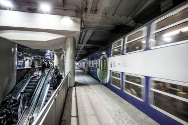 PARIS / FRANCE - 5 Eylül 2017: Trenli Paris Metro İstasyonu.
