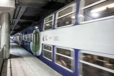 PARIS / FRANCE - 5 Eylül 2017: Trenli Paris Metro İstasyonu.