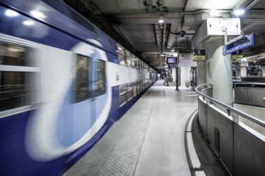 PARIS / FRANCE - 5 Eylül 2017: Trenli Paris Metro İstasyonu.