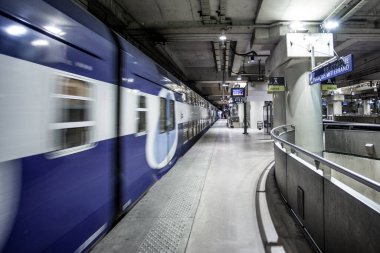 PARIS / FRANCE - 5 Eylül 2017: Trenli Paris Metro İstasyonu.