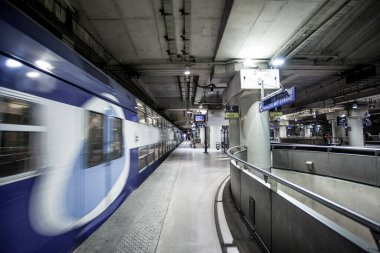 PARIS / FRANCE - 5 Eylül 2017: Trenli Paris Metro İstasyonu.