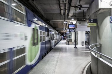 PARIS / FRANCE - 5 Eylül 2017: Trenli Paris Metro İstasyonu.