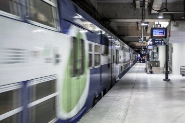 PARIS / FRANCE - 5 Eylül 2017: Trenli Paris Metro İstasyonu.