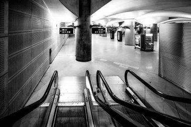 PARIS, FRANCE - 4 Ekim 2016: Fransa Ulusal Kütüphanesi yakınlarındaki Bibliotheque Francois Mitterrand RER (metropolitan yeraltı taşımacılığı) istasyonu,