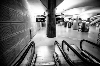 PARIS, FRANCE - 4 Ekim 2016: Fransa Ulusal Kütüphanesi yakınlarındaki Bibliotheque Francois Mitterrand RER (metropolitan yeraltı taşımacılığı) istasyonu,