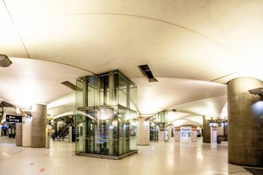 PARIS, FRANCE - 4 Ekim 2016: Fransa Ulusal Kütüphanesi yakınlarındaki Bibliotheque Francois Mitterrand RER (metropolitan yeraltı taşımacılığı) istasyonu,