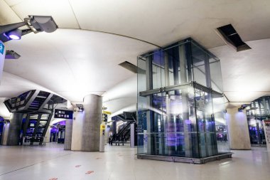 PARIS, FRANCE - 4 Ekim 2016: Fransa Ulusal Kütüphanesi yakınlarındaki Bibliotheque Francois Mitterrand RER (metropolitan yeraltı taşımacılığı) istasyonu,