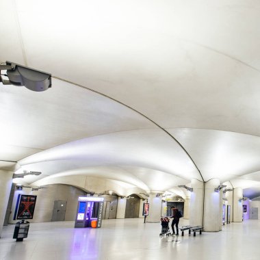 PARIS, FRANCE - 4 Ekim 2016: Fransa Ulusal Kütüphanesi yakınlarındaki Bibliotheque Francois Mitterrand RER (metropolitan yeraltı taşımacılığı) istasyonu,