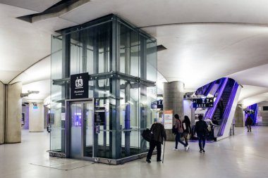 PARIS, FRANCE - 4 Ekim 2016: Fransa Ulusal Kütüphanesi yakınlarındaki Bibliotheque Francois Mitterrand RER (metropolitan yeraltı taşımacılığı) istasyonu,