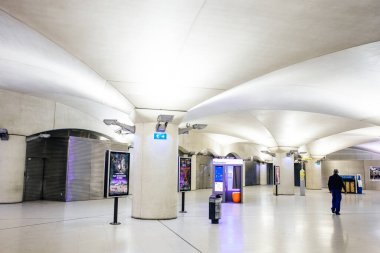 PARIS, FRANCE - 4 Ekim 2016: Fransa Ulusal Kütüphanesi yakınlarındaki Bibliotheque Francois Mitterrand RER (metropolitan yeraltı taşımacılığı) istasyonu,