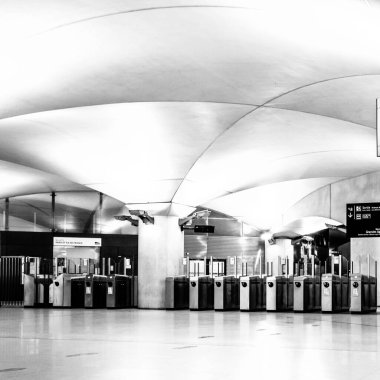 PARIS, FRANCE - 4 Ekim 2016: Fransa Ulusal Kütüphanesi yakınlarındaki Bibliotheque Francois Mitterrand RER (metropolitan yeraltı taşımacılığı) istasyonu,