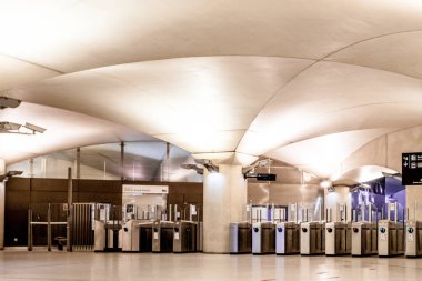 PARIS, FRANCE - 4 Ekim 2016: Fransa Ulusal Kütüphanesi yakınlarındaki Bibliotheque Francois Mitterrand RER (metropolitan yeraltı taşımacılığı) istasyonu,