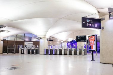 PARIS, FRANCE - 4 Ekim 2016: Fransa Ulusal Kütüphanesi yakınlarındaki Bibliotheque Francois Mitterrand RER (metropolitan yeraltı taşımacılığı) istasyonu,