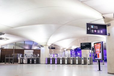 PARIS, FRANCE - 4 Ekim 2016: Fransa Ulusal Kütüphanesi yakınlarındaki Bibliotheque Francois Mitterrand RER (metropolitan yeraltı taşımacılığı) istasyonu,