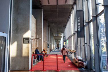PARIS, FRANCE -5 Ekim 2016 - Paris 'teki Bibliotheque Nationale Francois Mitterrand kütüphanesinin iç görünümü, Fransız mimar Dominique Perrault tarafından dört açık kitap olarak tasarlandı.