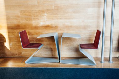 Modern çalışma masası kütüphanede.