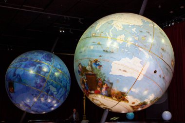 PARIS, FRANCE -5 Ekim 2016 - Paris 'teki Bibliotheque Nationale Francois Mitterrand kütüphanesinin iç görünümü, Fransız mimar Dominique Perrault tarafından dört açık kitap olarak tasarlandı.