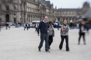 PARIS, FRANCE - 30 Eylül 2016: Louvre Sarayı ve Louvre Piramidi önünde turistler. Louvre Müzesi dünyanın en büyük ve en çok ziyaret edilen müzelerinden biridir..