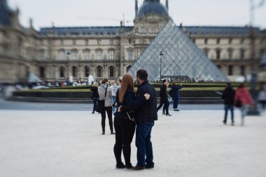 PARIS, FRANCE - 30 Eylül 2016: Louvre Sarayı ve Louvre Piramidi önünde turistler. Louvre Müzesi dünyanın en büyük ve en çok ziyaret edilen müzelerinden biridir..