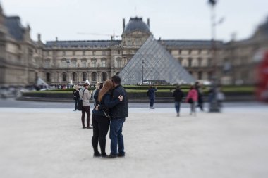 PARIS, FRANCE - 30 Eylül 2016: Louvre Sarayı ve Louvre Piramidi önünde turistler. Louvre Müzesi dünyanın en büyük ve en çok ziyaret edilen müzelerinden biridir..
