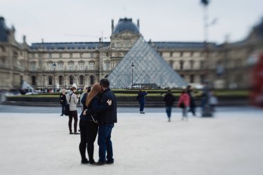 PARIS, FRANCE - 30 Eylül 2016: Louvre Sarayı ve Louvre Piramidi önünde turistler. Louvre Müzesi dünyanın en büyük ve en çok ziyaret edilen müzelerinden biridir..
