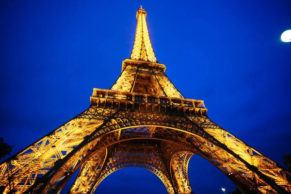 Paris Setembro 2016 Torre Eiffel Iluminada Entardecer Torre Marco Mais — Fotografia de Stock