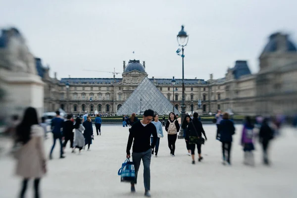 Παρισι Γαλλια Σεπτεμβριου 2016 Τουρίστες Μπροστά Από Παλάτι Του Λούβρου — Φωτογραφία Αρχείου