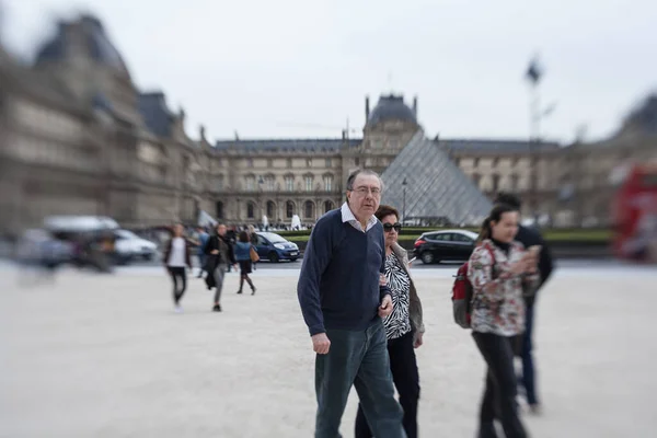 Paris Francja Wrzesień 2016 Turyści Przed Pałacem Luwru Piramidą Luwru — Zdjęcie stockowe